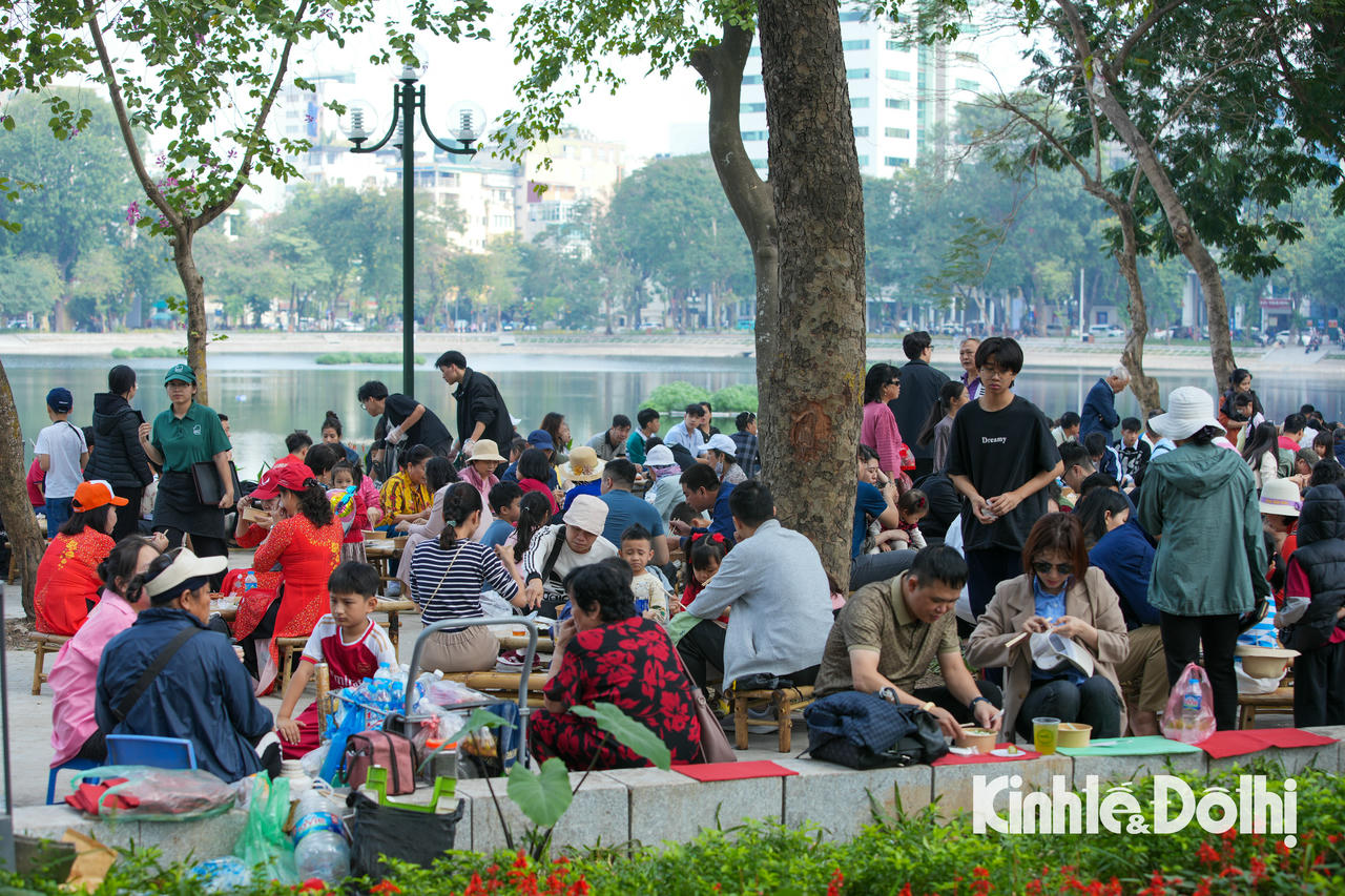 Đông đảo người dân và thực khách tới thưởng thức Phở Hà Nội tại không gian Lễ hội văn hoá ẩm thực Hà Nội năm 2024.