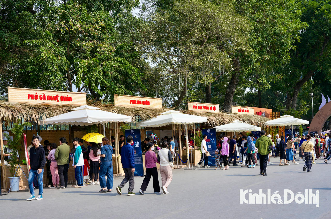Dọc con phố đi bộ Trần Nhân Tông, gần chục gian hàng phở được bày bán thu hút đông đảo người dân và du khách.