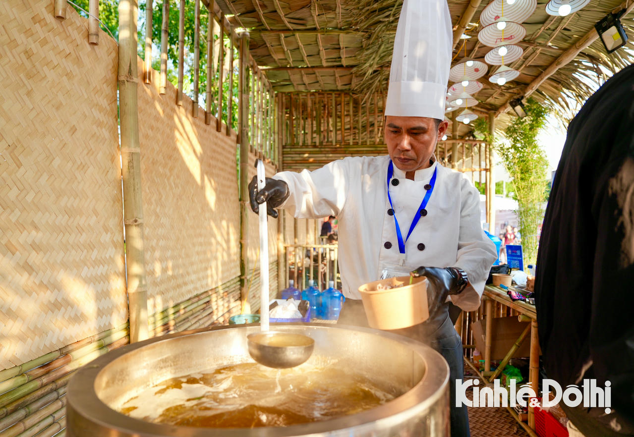 Các quầy phở làm liên tục để phục vụ Nhân dân và du khách tới trải nghiệm Phở Hà Nội.