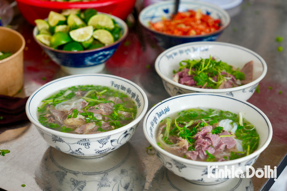 Mỗi bát phở tại đây có giá dao động từ 45.000đ - 55.000đ/bát.