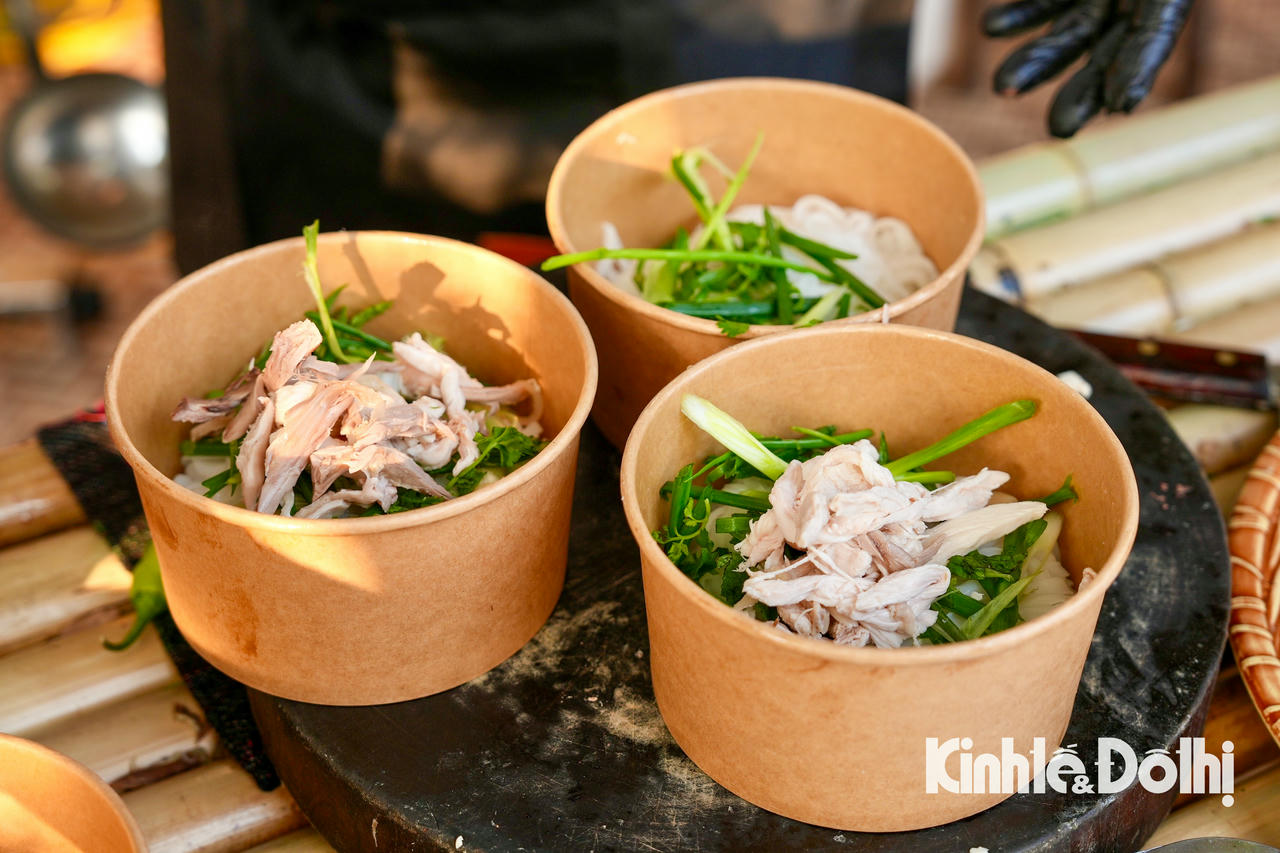 Phở gà là một trong những món ăn quen thuộc của người dân.