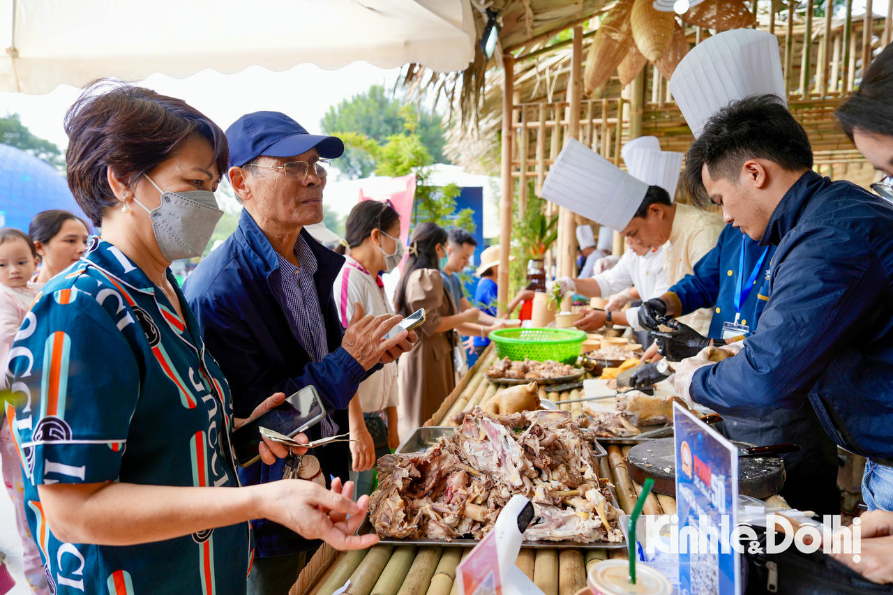 Đông đảo người dân và du khách tham quan và trải nghiệm Phở Hà Nội.