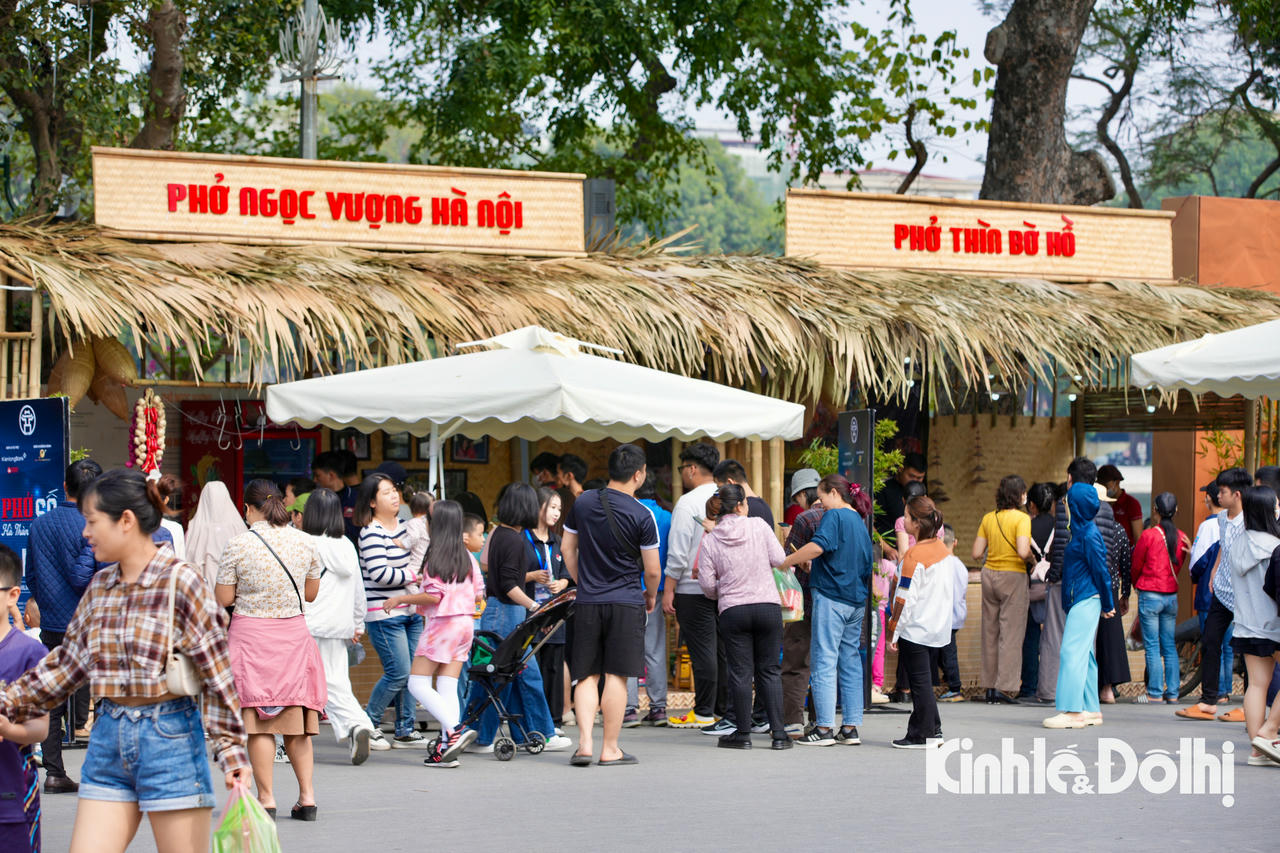 Các quầy hàng phở nổi tiếng và của các nghệ nhân được bày bán phía trước cửa công viên Thống Nhất. Người dân phải xếp hàng mua phở tại các quầy phở nổi tiếng của Thủ đô.