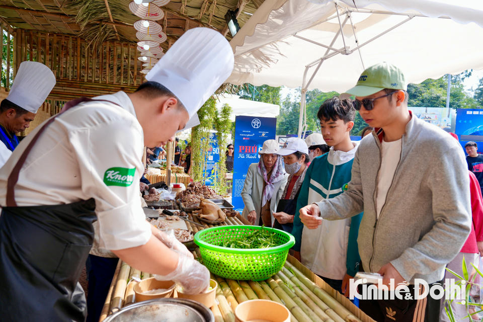 Phở vẫn luôn là món ăn yêu thích, lựa chọn đầu tiên của người dân, đặc biệt là du khách nước ngoài. Nhiều du khách trải nghiệm Phở Hà Nội tại Lễ hội văn hoá ẩm thực Hà Nội năm 2024.