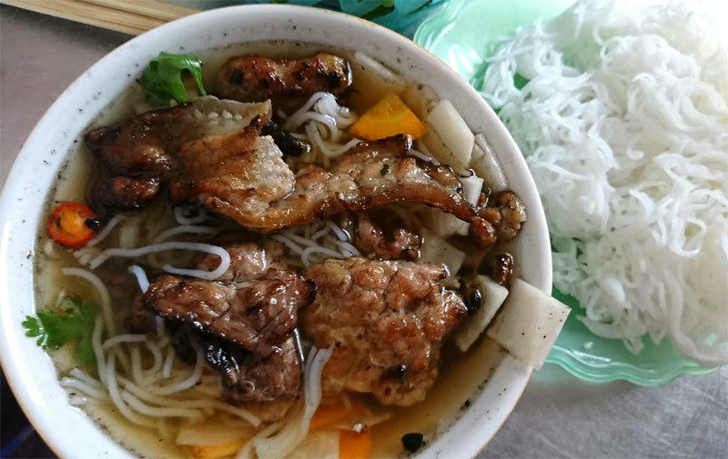  Bún chả món ăn bình dân của Hà Nội nhưng đã được đón thượng khách Tổng thống Mỹ Barack Obama khi còn đương nhiệm đến thăm Việt Nam và thưởng thức.