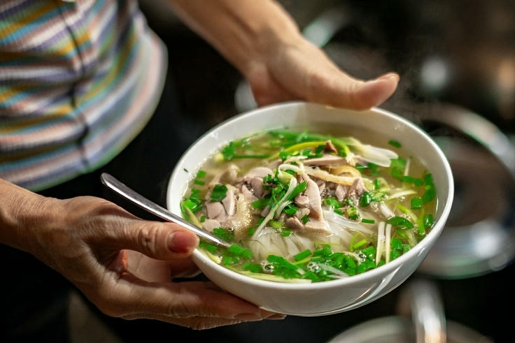 Tọa lạc tại Phủ Doãn, quận Hoàn Kiếm, phở gà Nguyệt là gợi ý lý tưởng cho những người yêu thích phở gà. Nước dùng của phở được ninh trong hơn 12 giờ, tạo nên hương vị đậm đà, tinh tế. Thịt gà cũng được tuyển chọn kỹ lưỡng từ những cơ sở uy tín, đảm bảo chất lượng. Thực khách có thể lựa chọn giữa phở nước truyền thống và phở trộn (phở khô). Quán được Michelin Guide ưu ái gọi là “viên ngọc quý” của ẩm thực Hà Nội vì hương vị thơm ngon, chất lượng. Ảnh: Michelin Guide