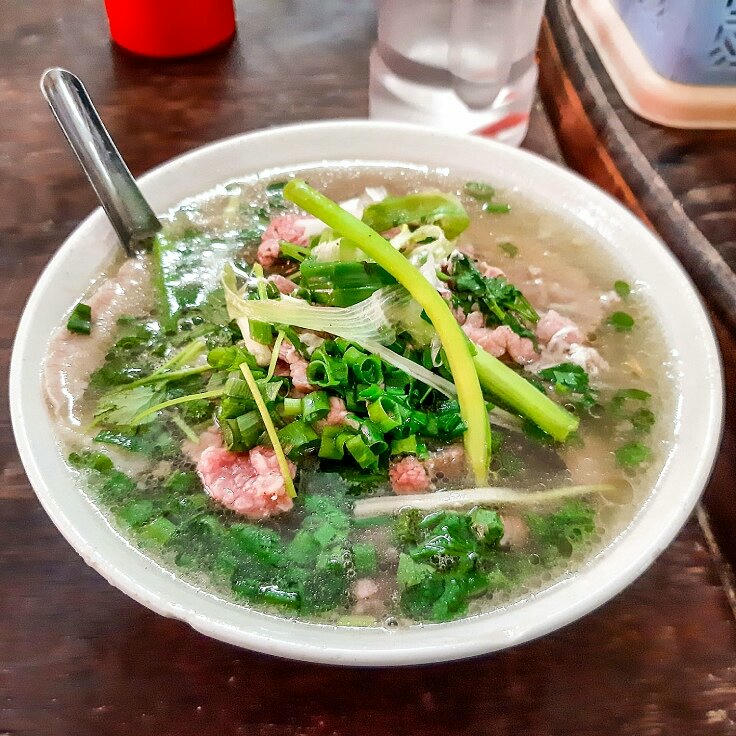 Phở Bát Đàn nằm trên đường Bát Đàn, quận Hoàn Kiếm là quán phở lâu đời tại Hà Nội. Quán khẳng định không dùng gia vị hay mì chính mà chỉ ninh nước dùng đơn thuần bằng xương, thêm chút nước mắm để nước lèo trong và ngọt. Đặc biệt, quán không có nhân viên phục vụ mà khách tự gọi món, tự trả tiền và tự bưng phở. Ảnh: Michelin Guide