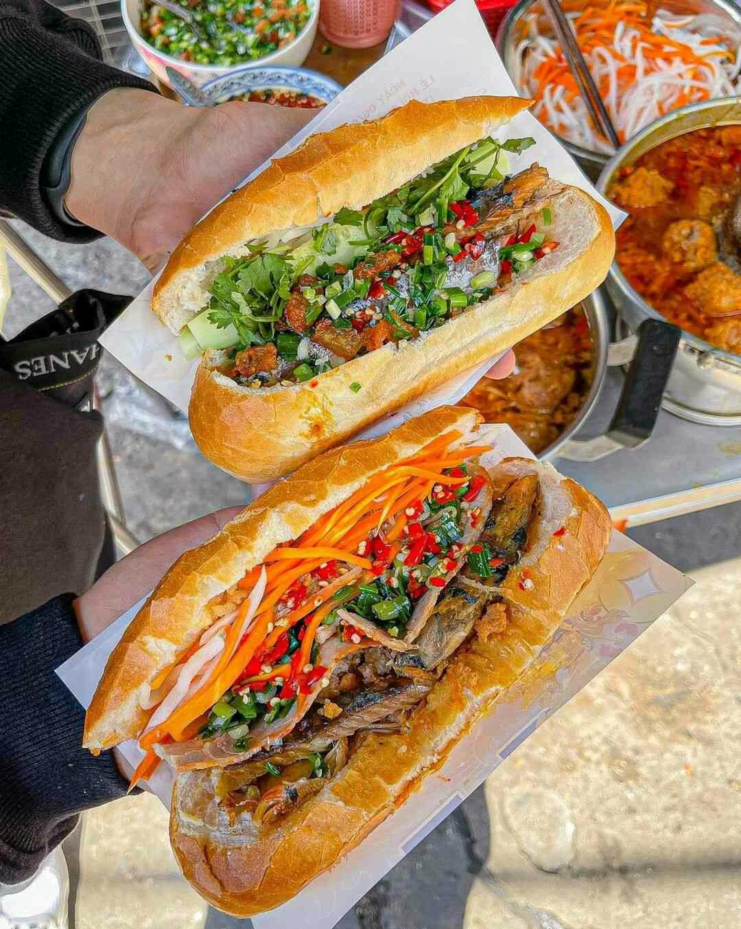 Bánh mì là món ăn đường phố rất được khách du lịch yêu thích khi đến Việt Nam. Ảnh: Foody
