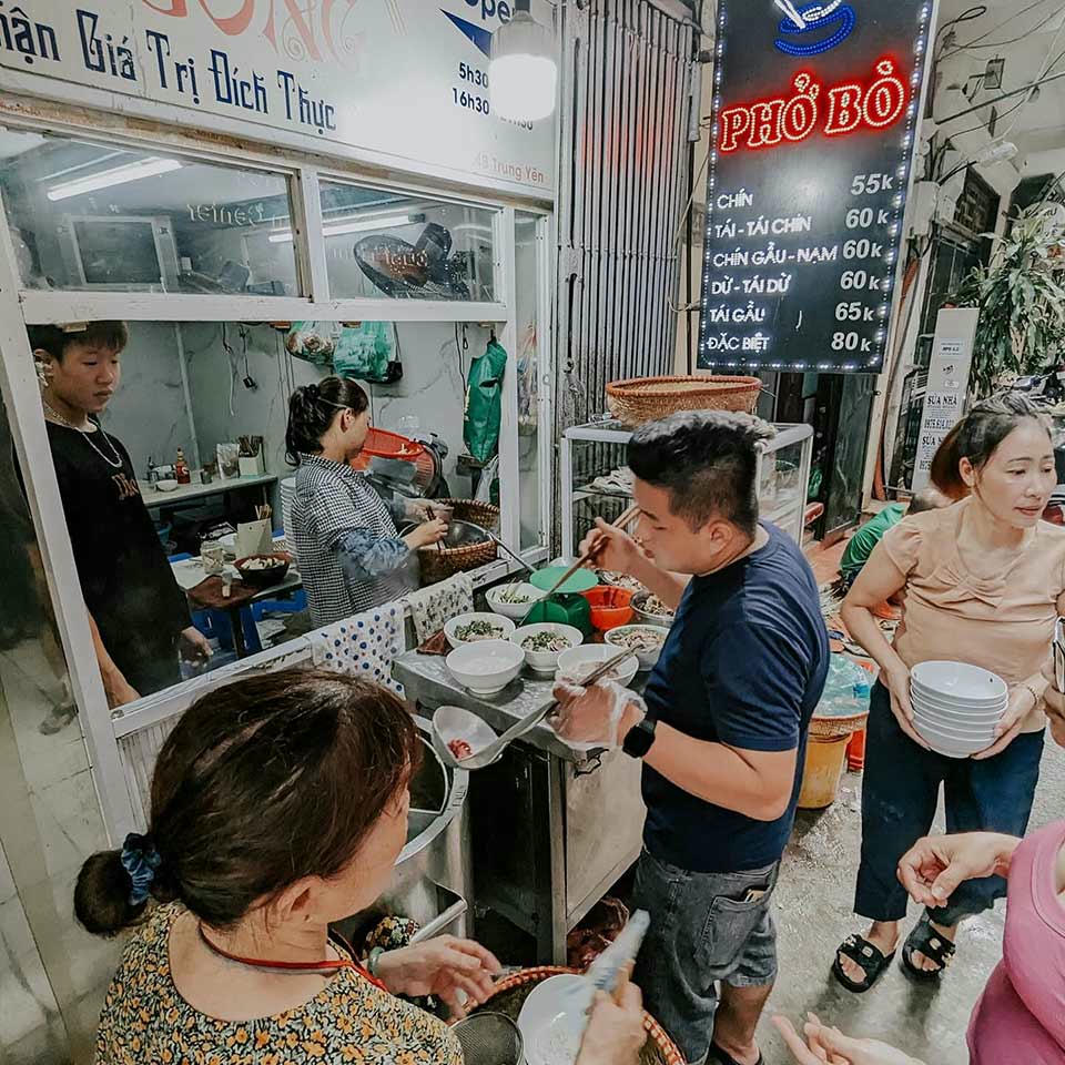 Phở Sướng trong ngõ Trung Yên được lòng thực khách phố cổ. Ảnh: Christine Ha