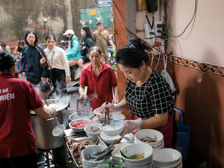 Bà Ngô Thị Phi Nga, chủ quán phở Tư Lùn ở phố Ấu Triệu. Ảnh: Michelin