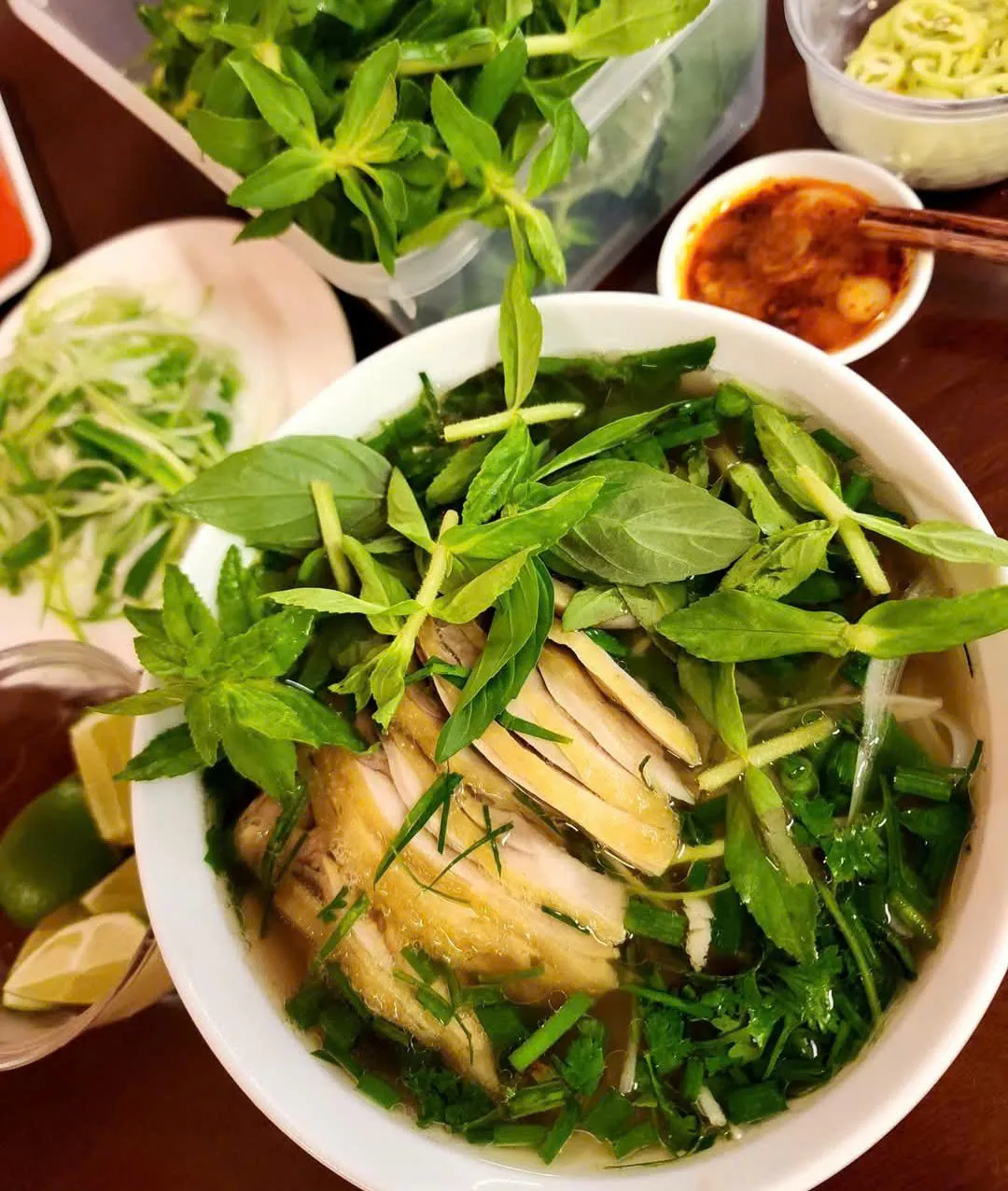 Một tô phở ngon ở Sài Gòn là sự hòa quyện giữa nước dùng ngọt, thịt bò hoặc thịt gà, bánh phở dẻo và rau tươi mát, mang lại cảm giác đậm đà, hài hòa.