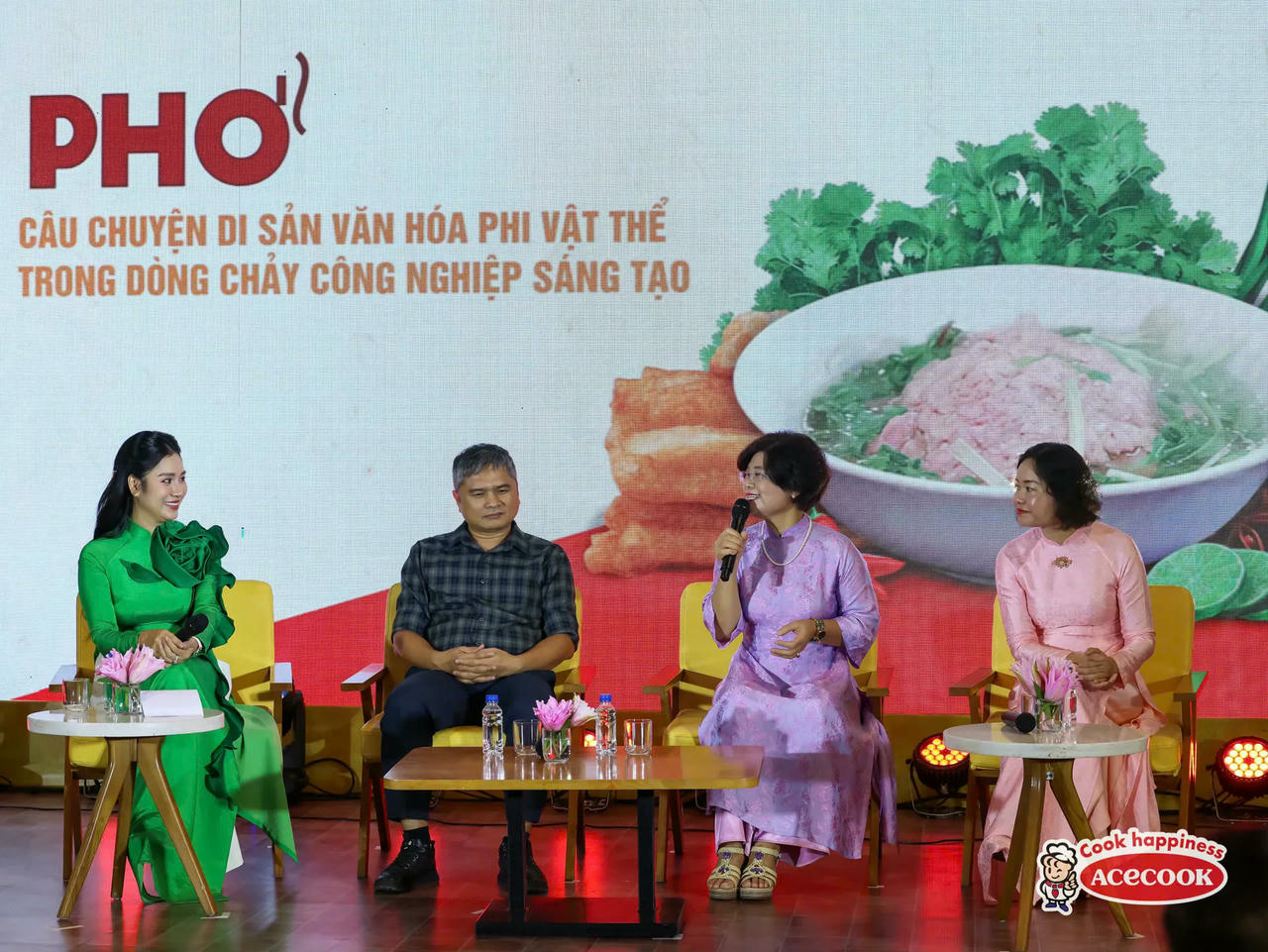 Các chuyên gia trao đổi tại Toạ đàm. Ảnh: Duy Khánh