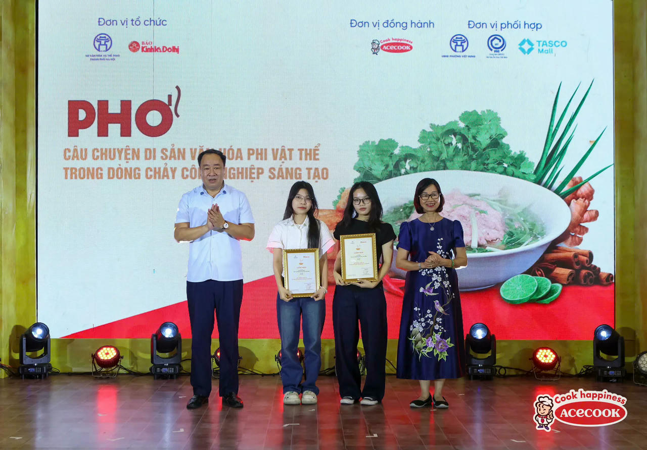 TS Lê Thị Minh Lý - Phó Chủ tịch Hội Di sản văn hoá Việt Nam và Phó Tổng biên tập báo Kinh tế & Đô thị Nguyễn Xuân Khánh và TS Lê Thị Minh Lý trao giải Nhì cho các tác giả đoạt giải.