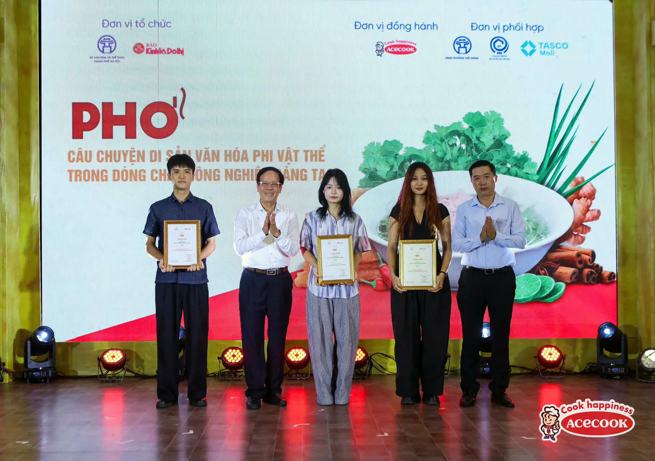 Ông Trương Minh Tiến - Chủ tịch Hiệp hội UNESCO thành phố Hà Nội và ông Nguyễn Hữu Việt, Phó giám đốc Trung tâm Thông tin và Xúc tiến du lịch (Sở Du lịch Hà Nội)Ban tổ chức trao 3 giải Ba cho các thí sinh đạt giải Ba.

