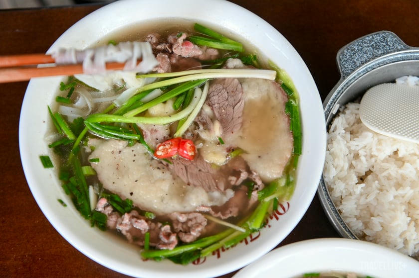   Ông chủ quán đã dành nhiều tâm huyết cho từng nồi nước dùng, coi việc nấu phở như một niềm đam mê. Chính sự tỉ mỉ ấy đã tạo nên hương vị riêng, đặc biệt là món “phở chan cơm nguội”  