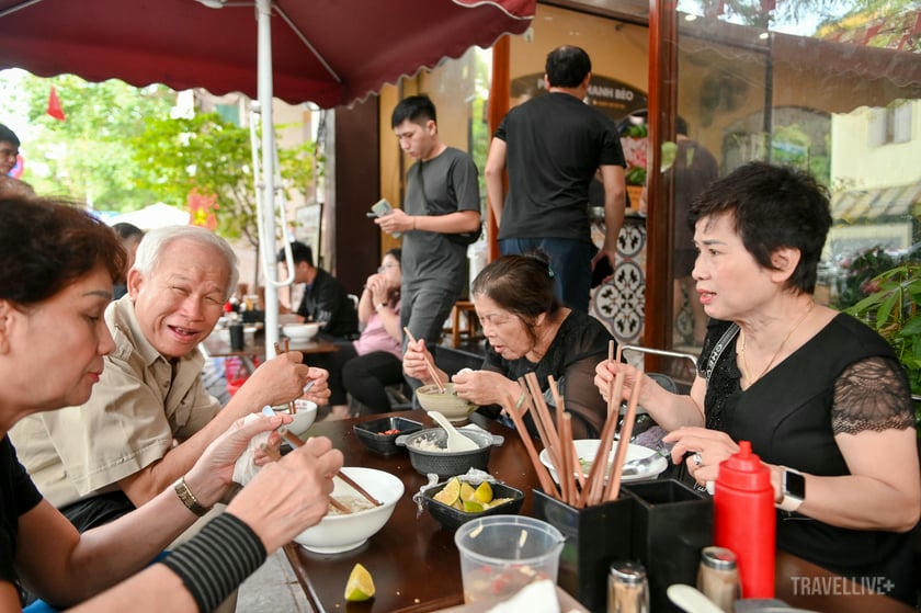   Cô Thanh Hiền (bên phải) cùng bạn bè chia sẻ ký ức về thời bao cấp, khi đi mua phở mang về chan với cơm nguội cho con ăn  