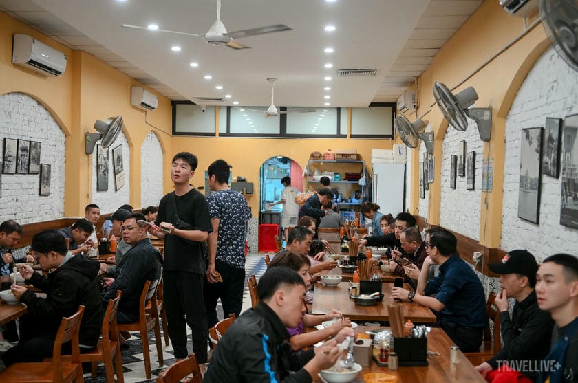   Quán luôn tấp nập thực khách từ sáng đến tối  