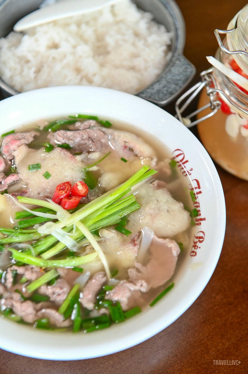   Một suất phở bò tại quán được phục vụ kèm bát cơm nguội miễn phí, cách ăn gợi nhớ thời bao cấp của người Hà Nội  