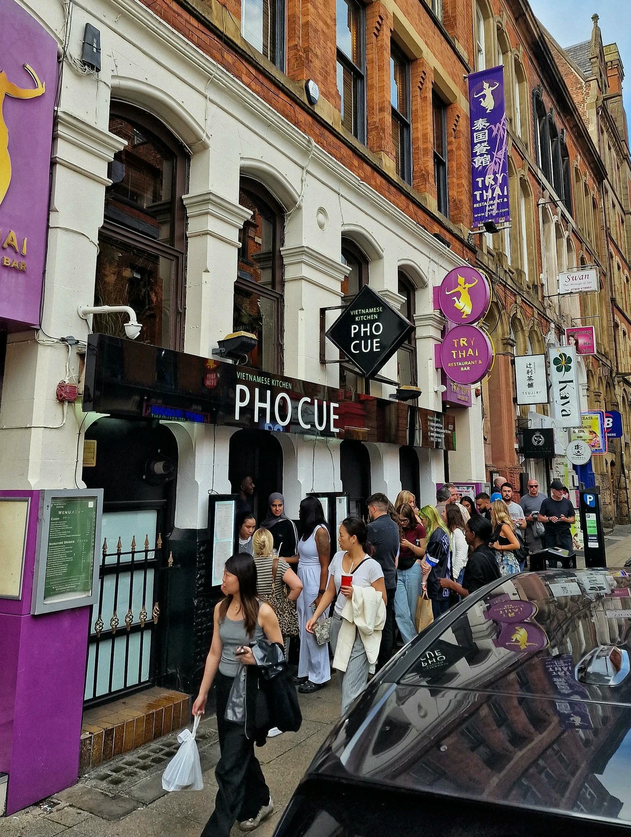 Nhà hàng đông khách, thu hút thực khách đến trải nghiệm ẩm thực Việt truyền thống và hiện đại. Ảnh: @phocuekitchen.