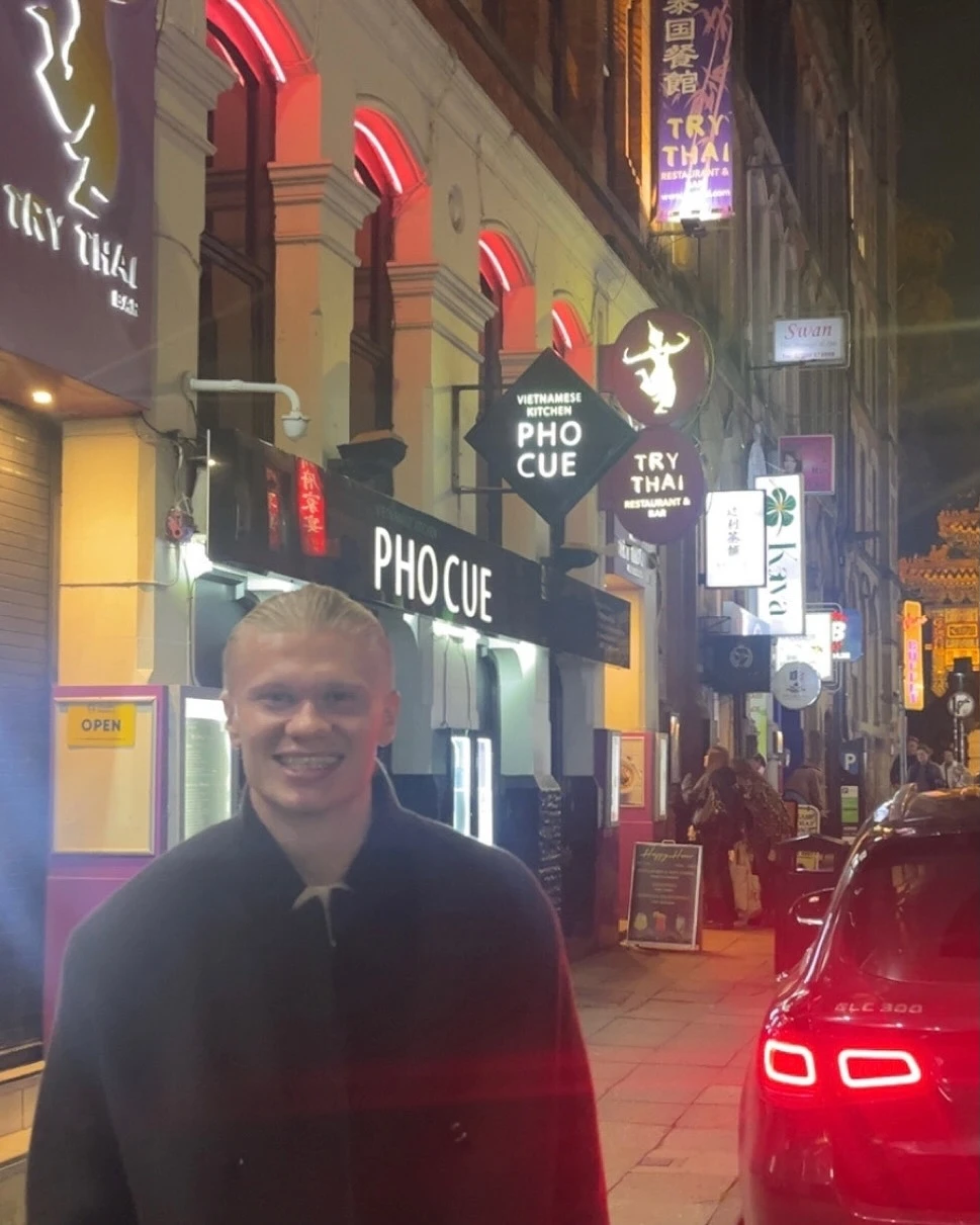 Haaland chụp ảnh trước một nhà hàng Việt Nam ở thành phố Manchester. Ảnh: @Erling.