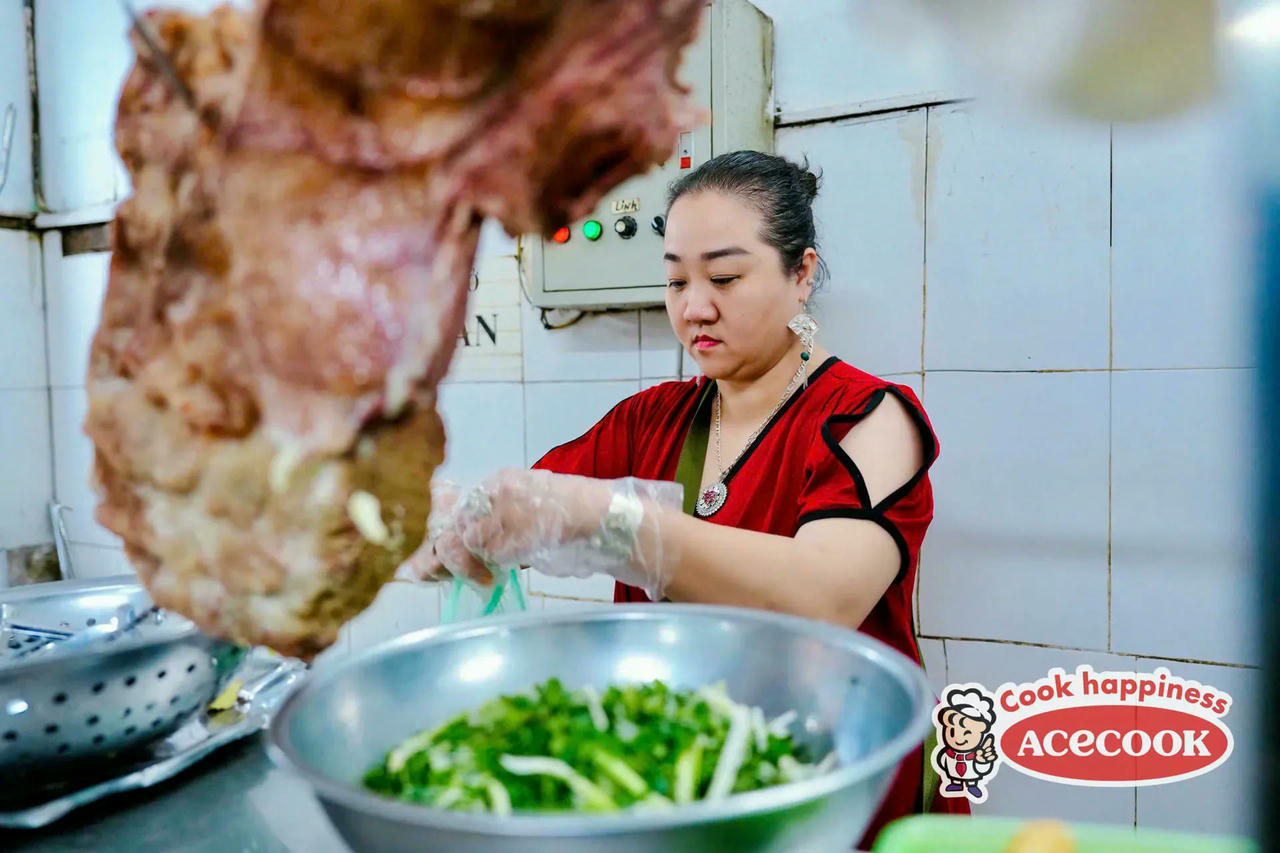 Chế biến phở bò Hà Nội. Ảnh: Duy Khánh