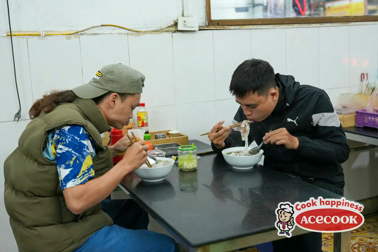 Thực khách thưởng thức phở. Ảnh: Duy Khánh.