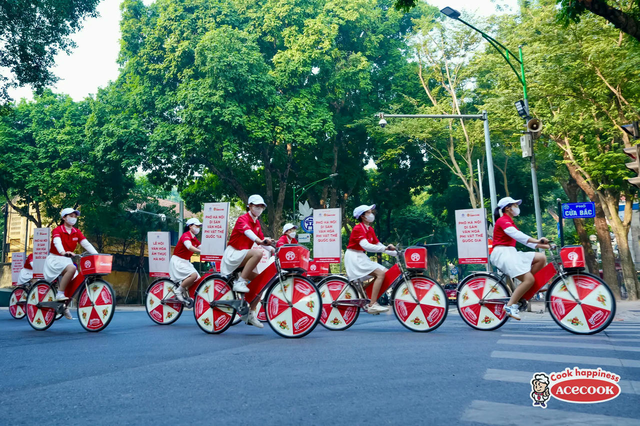 Các thành viên của đoàn roadshow quảng bá Phở Hà Nội trên phố Phan Đình Phùng - Cửa Bắc.