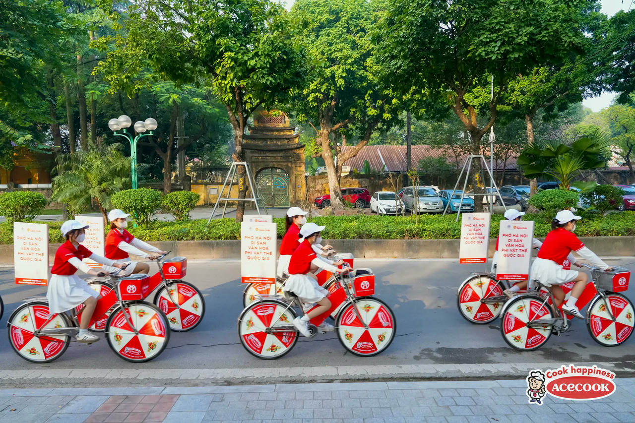 Đoàn roadshow quảng bá Phở Hà Nội tại phố Nguyễn Tri Phương.