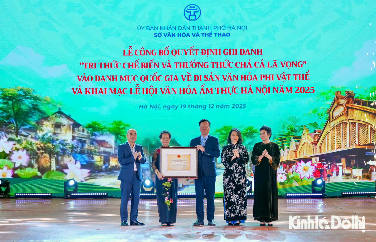 Trao Quyết định của Bộ VHTT&DL ghi danh “Tri thức chế biến và thưởng thức Chả cá Lã Vọng (TP Hà Nội)” vào danh mục di sản văn hóa phi vật thể Quốc gia.
