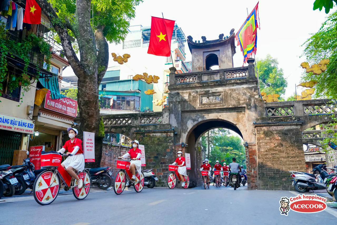 Hành trình Roadshow quảng bá Phở Hà Nội đi qua di tích lịch sử Ô Quan Chưởng.