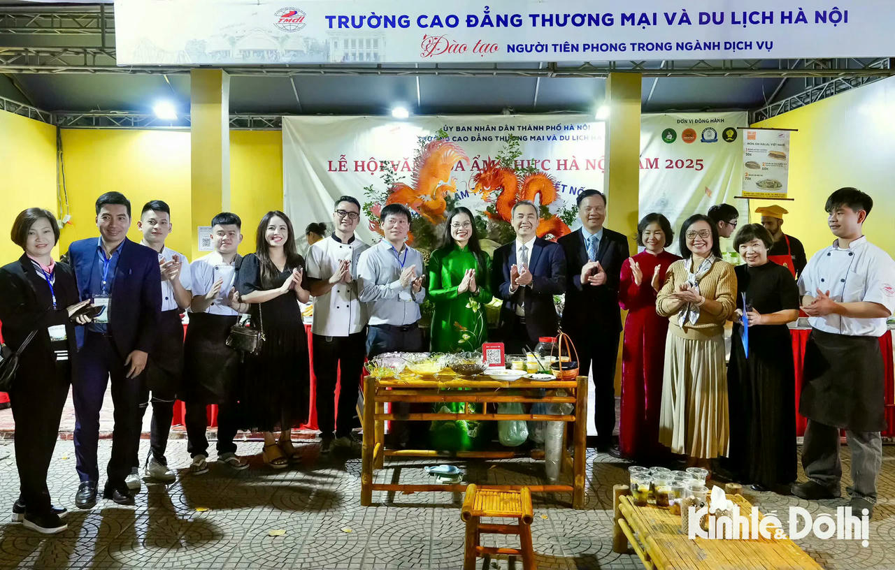 Gian hàng của Trường Cao đẳng thương mại và du lịch Hà Nội.
