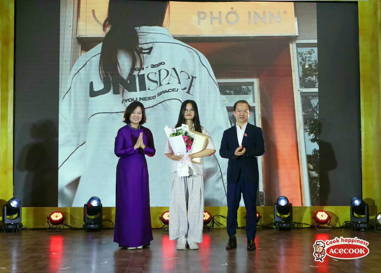 Phó Giám đốc Sở Văn hóa và Thể thao Hà Nội Lê Thị Ánh Mai và PGS.TS. Bùi Hoài Sơn - Ủy viên Thường trực Ủy ban Văn hóa, Giáo dục của Quốc hội trao chứng nhận giải thưởng cho thí sinh đạt giải Nhất cuộc thi “Video ngắn giới thiệu về Phở Hà Nội