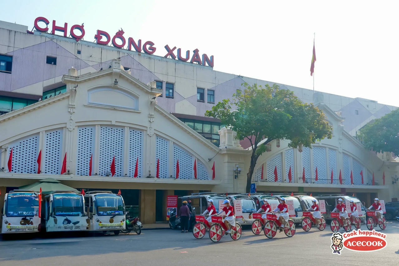 Hành trình roadshow quảng bá Phở Hà Nội tại chợ Đồng Xuân.