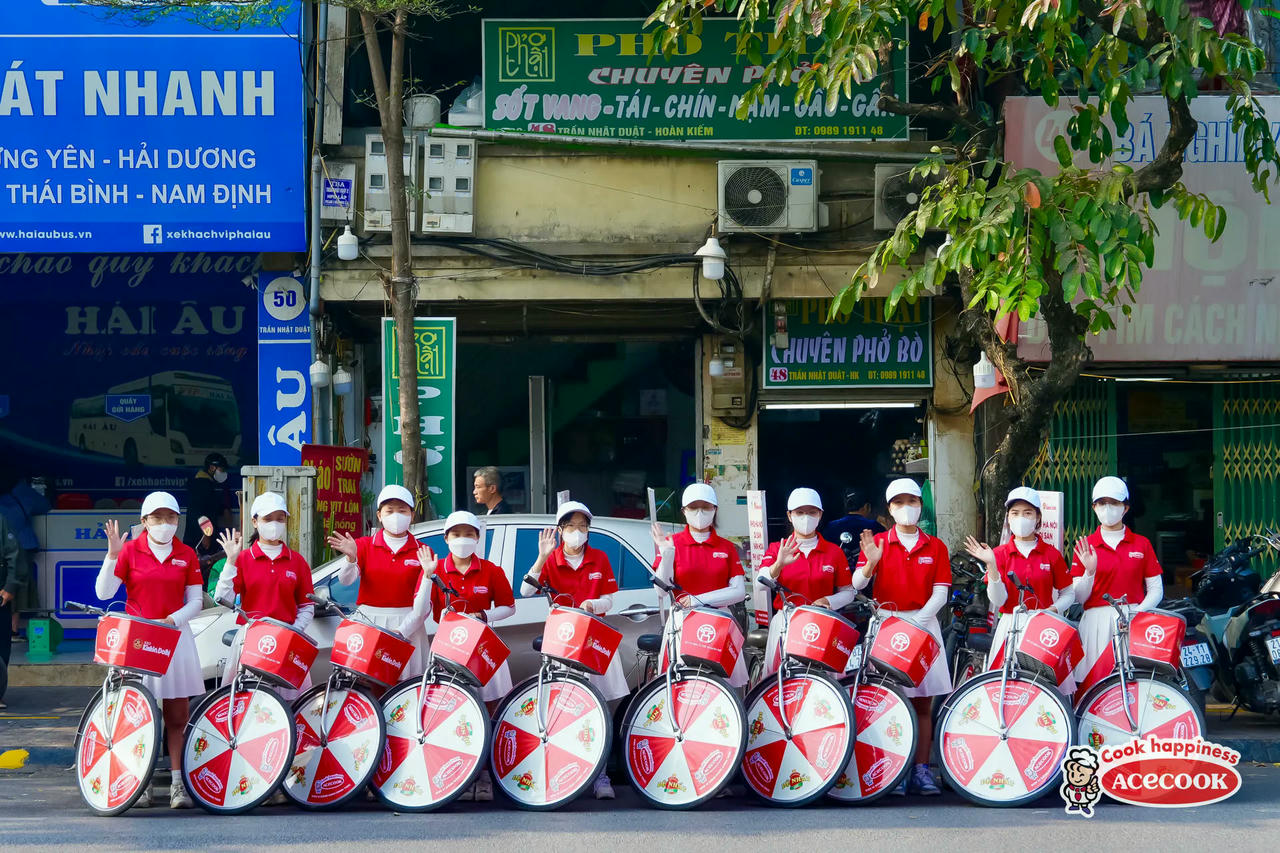 Hành trình roadshow quảng bá Phở Hà Nội check-in tại phở Thật (48 Trần Nhật Duật).