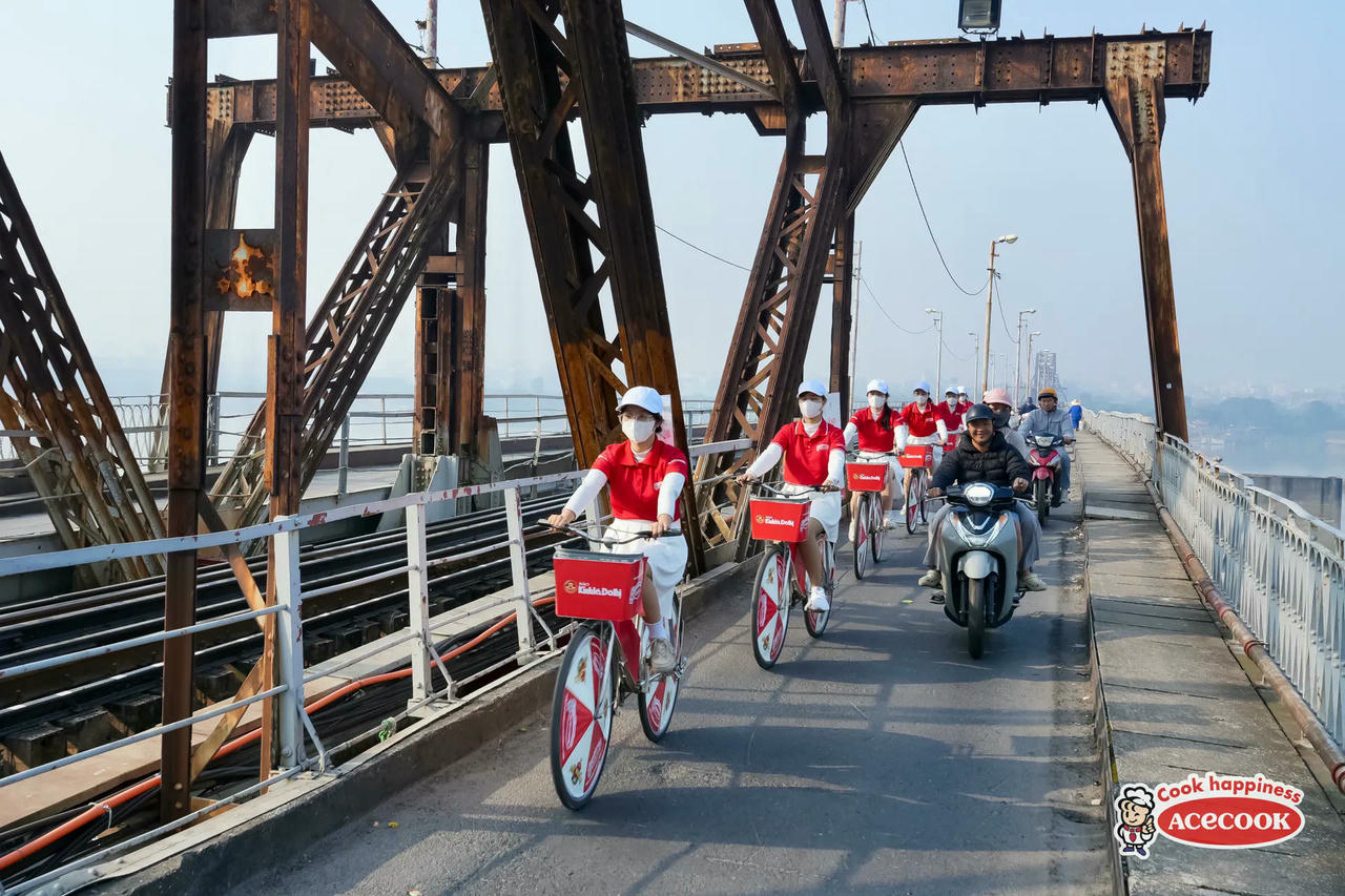 Đoàn roadshow quảng bá Phở Hà Nội tại cầu Long Biên.