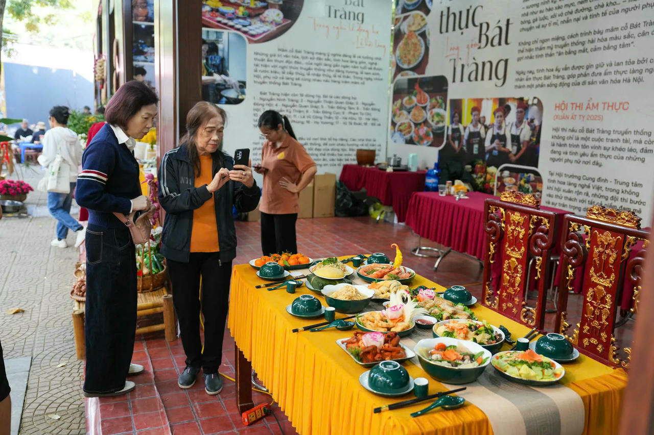 Trưng bày một mâm cỗ Bát Tràng.