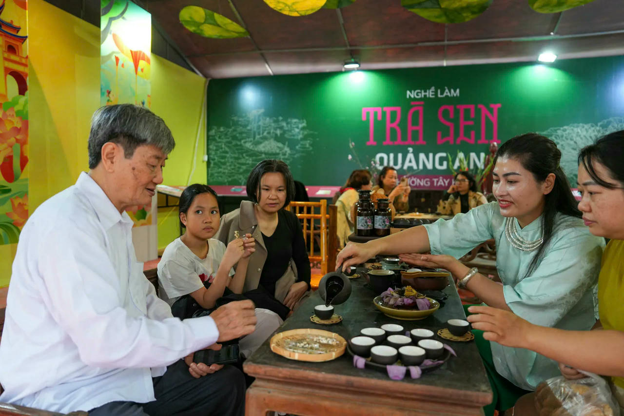 Gian trải nghiệm Trà sen Quảng An tại Lễ hội Văn hóa Ẩm thực Hà Nội 2025. 