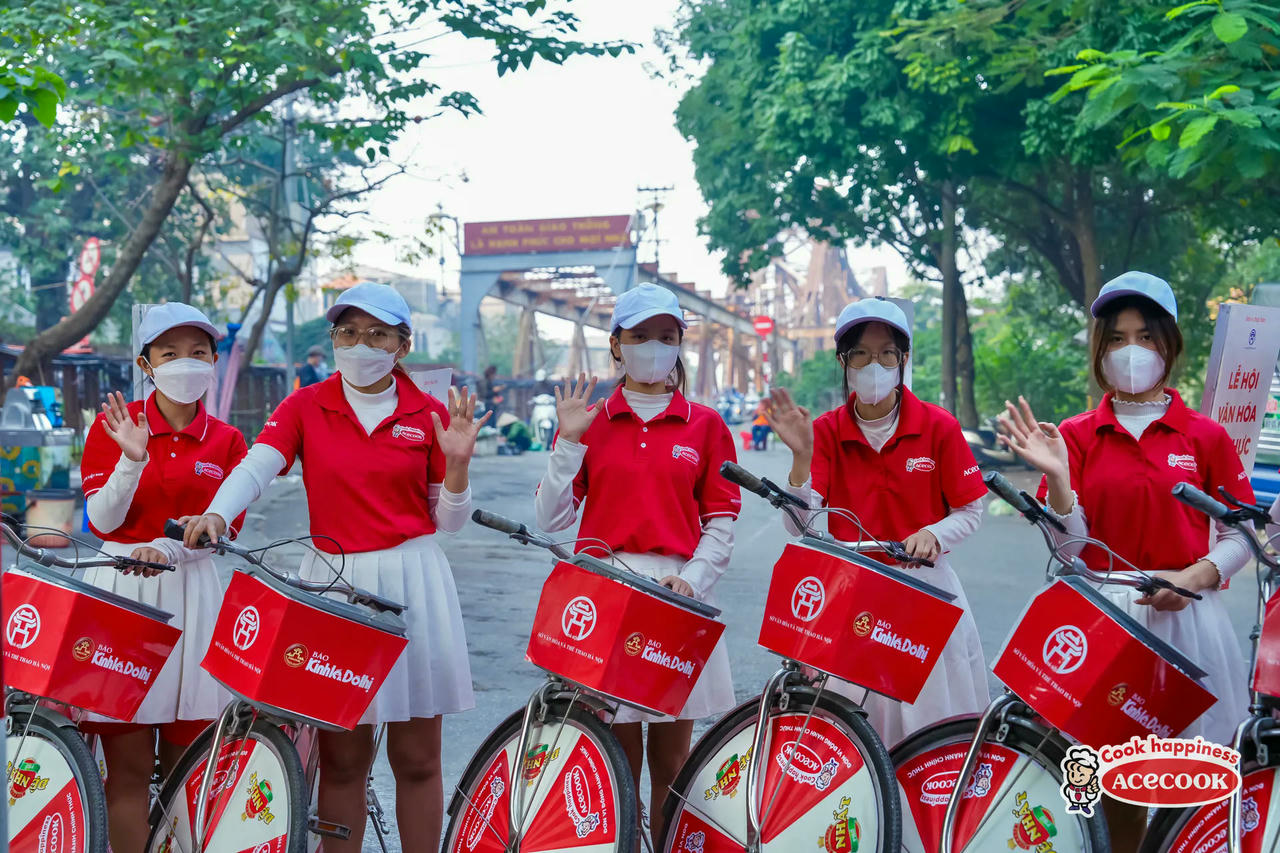 Hành trình roadshow quảng bá Phở Hà Nội đi qua và check-in tại cầu Long Biên.