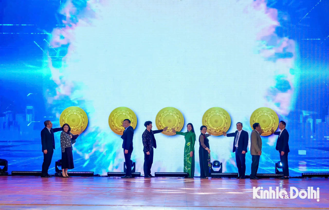 Các đại biểu bấm nút khai mạc Lễ hội Văn hóa Ẩm thực 2025.