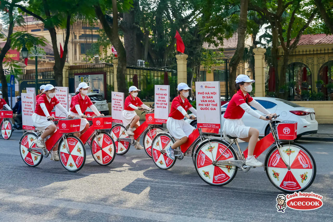 Đoàn roadshow quảng bá Phở Hà Nội trên phố Tràng Tiền.
