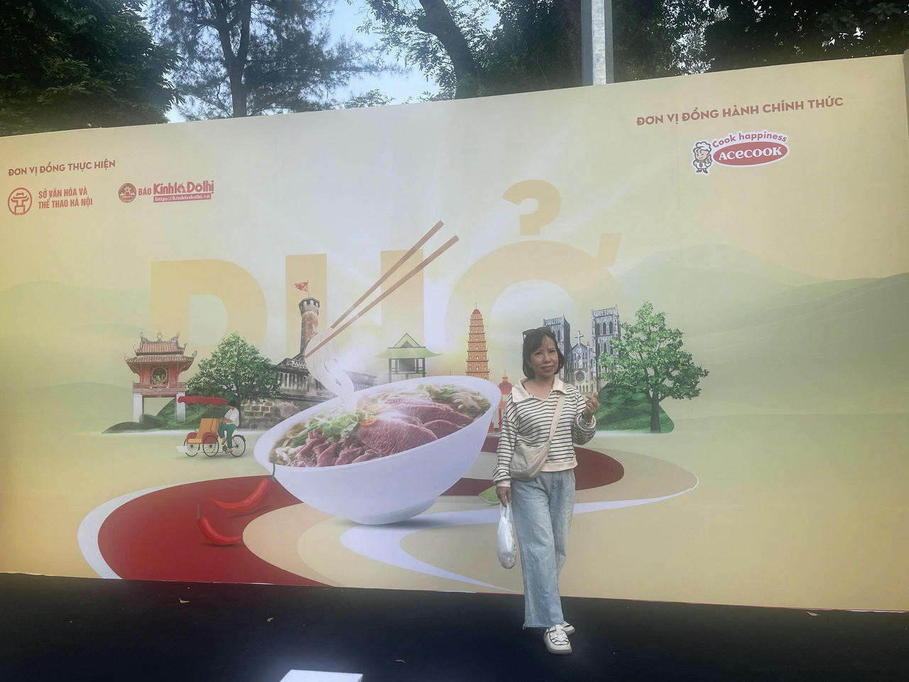 Du khách Yến Hồng Nguyễn (yenhong68@gmail.com) check in tại sự kiện.