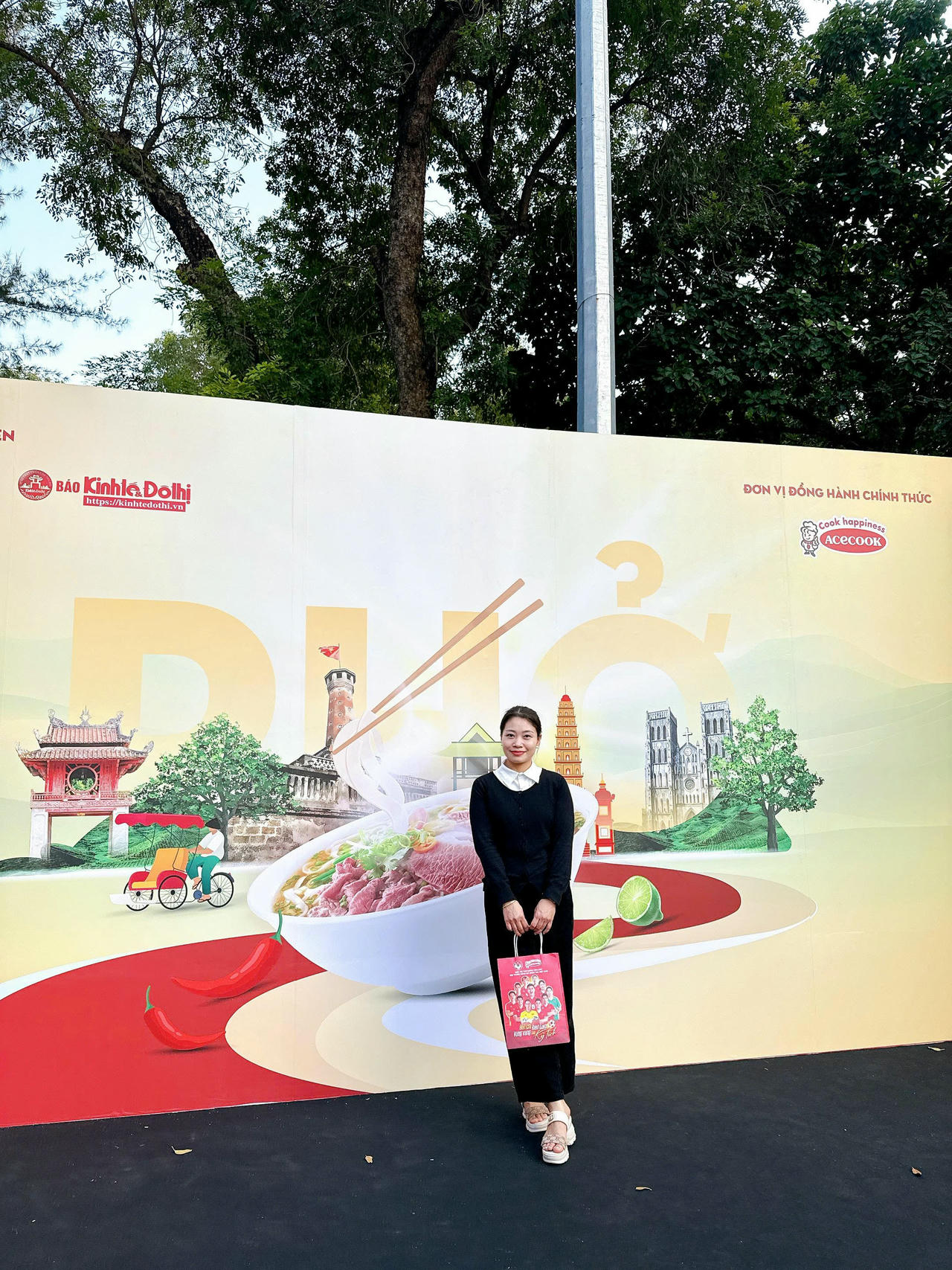 Nhân dịp Acecook kỷ niệm 30 năm hoạt động tại Việt Nam, việc đồng hành cùng Hà Nội – cái nôi của văn hóa phở càng mang ý nghĩa đặc biệt, thể hiện cam kết lâu dài của DN trong việc đưa tinh hoa ẩm thực Việt Nam đến gần hơn với cộng đồng và bạn bè quốc tế. 
Ảnh của du khách Khuất Tố Loan (toloan8687@icloud.com) tại sự kiện.