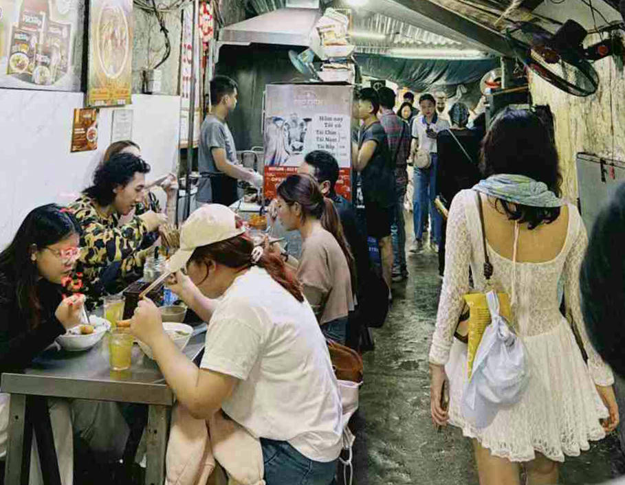 Người dân, du khách tranh thủ tới ăn, check-in tại quán những ngày cuối cùng trước khi chuyển sang địa chỉ mới. Ảnh: Nhân vật cung cấp