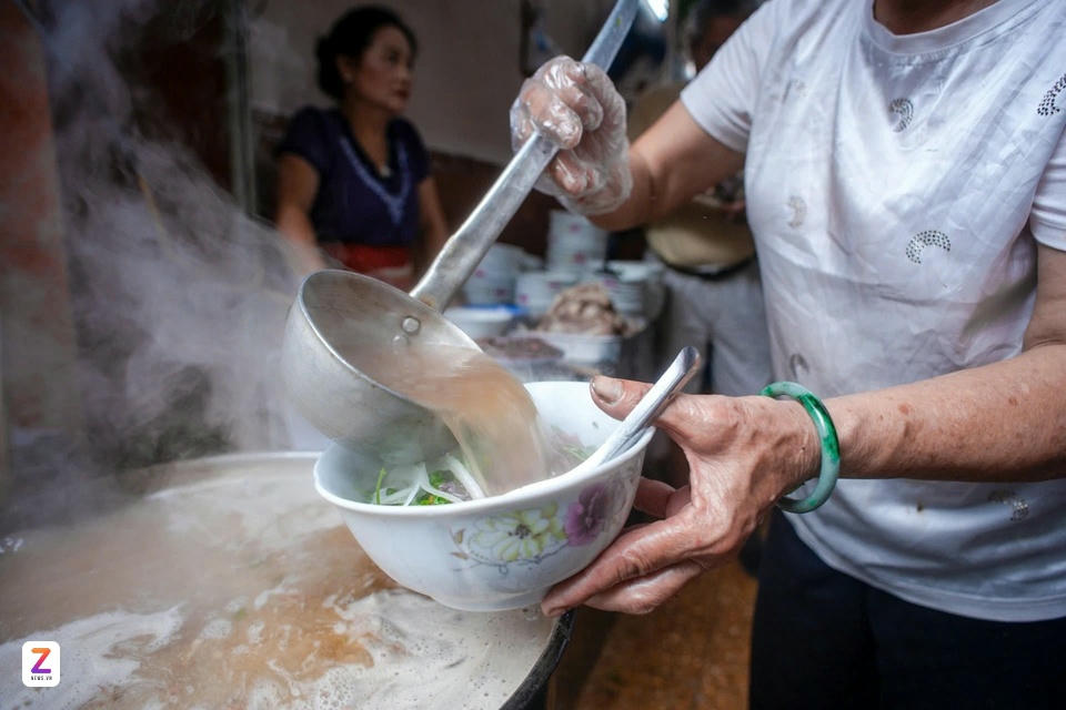 Quán phở Tư Lùn nổi tiếng với nước dùng đục, béo. Ảnh: Thụy Trang. 