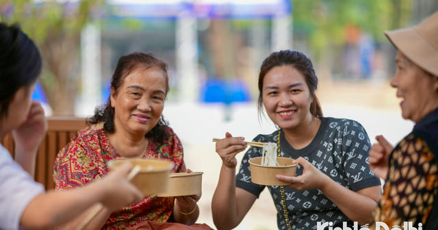 Đông đảo người dân và du khách tới trải nghiệm di sản Phở Hà Nội