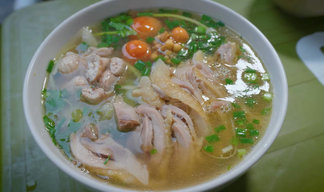 Anh Tây đi tìm 5 quán phở đông khách, đắt nhất nhì Hà Nội