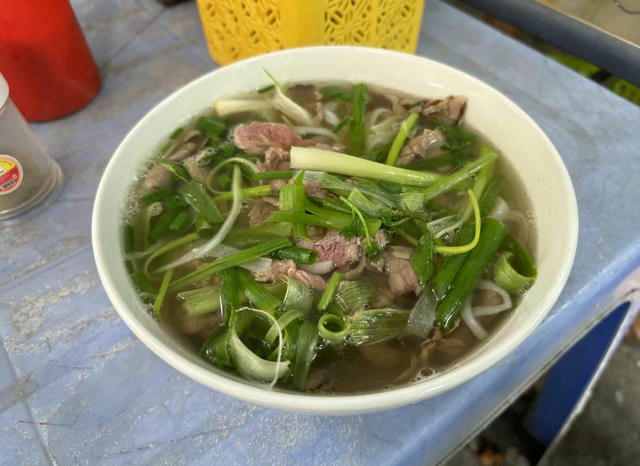 Quán phở 30 năm ở phố cổ Hà Nội được Michelin khen, bán phở lõi bò đắt đỏ