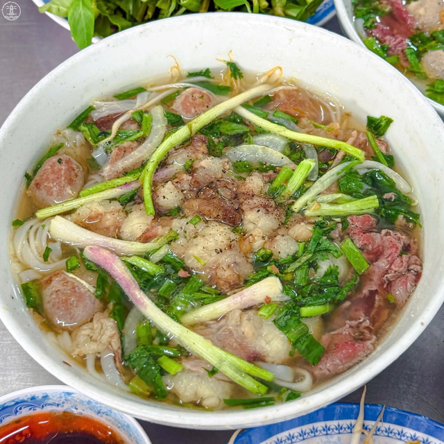 Phở trong đời sống đô thị Việt Nam: từ hồn phố Hà Nội đến nhịp sống Sài Gòn