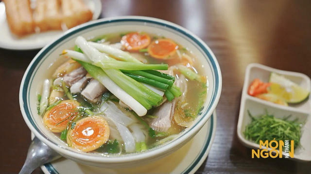 Phở gà phố Vạn Phúc: Độc đáo mà tinh tế