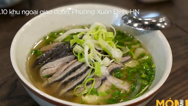 Phở gà đen tráng tay 